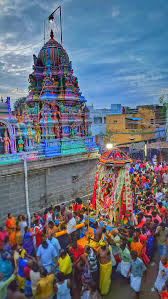 The Arulmigu Meenakshi Chokkanatha Temple, located in Rajapalayam, Virudhunagar district, is an ancient and historically significant temple dating back to the 14th century. The temple is believed to have been built by the Pandya kings, and the main deities here are Chokkanatha and Meenakshi Amman